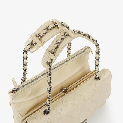 Chanel Schultertasche aus Leder mit Klappe
