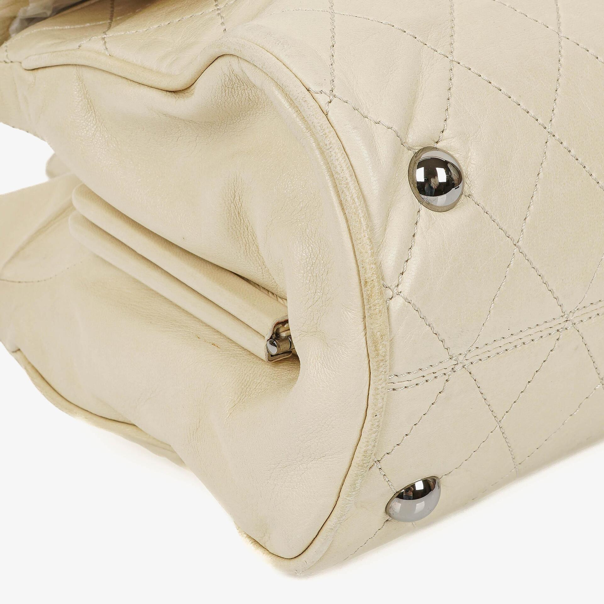 Chanel Schultertasche aus Leder mit Klappe