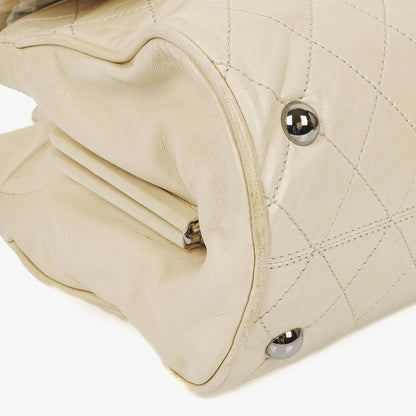 Chanel Schultertasche aus Leder mit Klappe