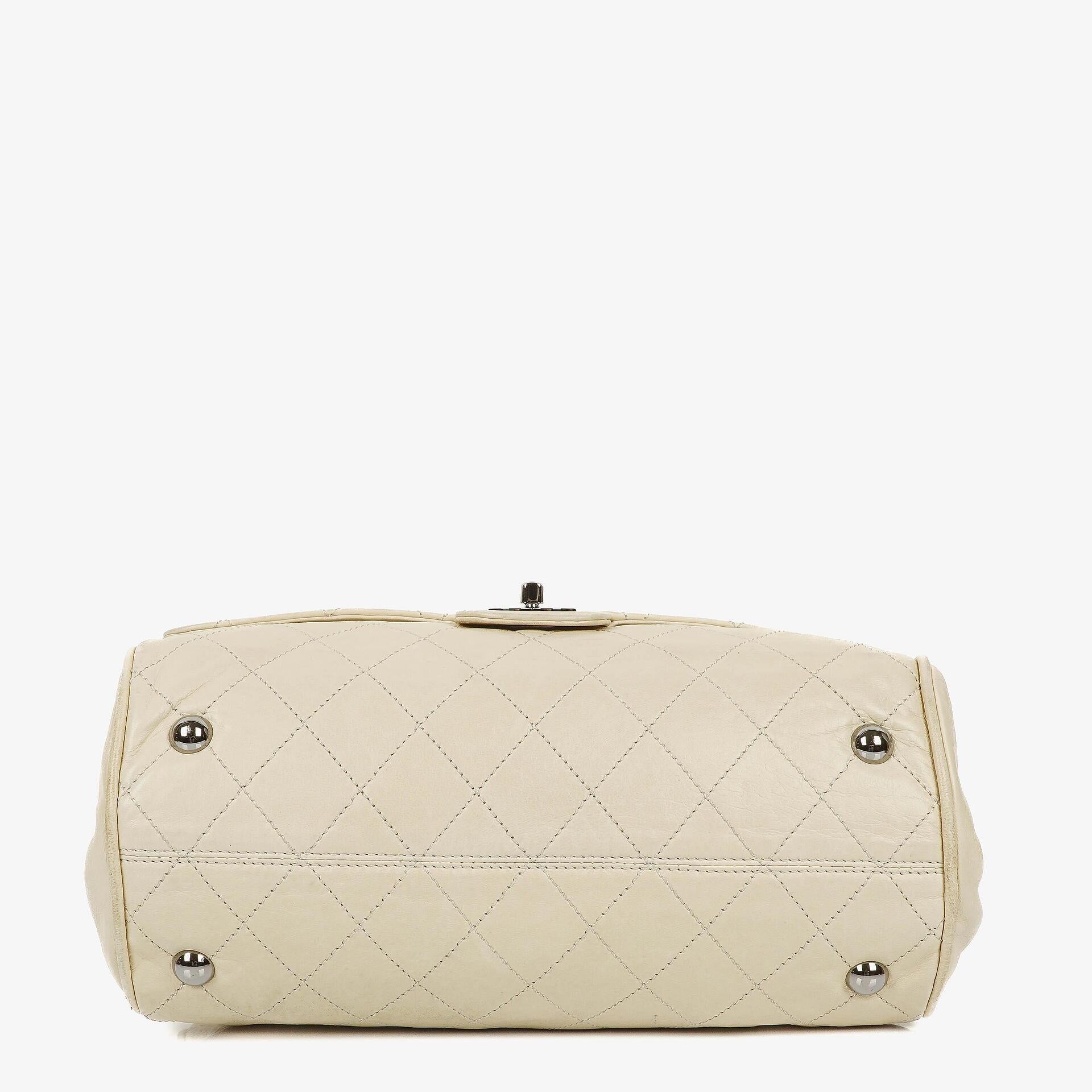 Chanel Schultertasche aus Leder mit Klappe
