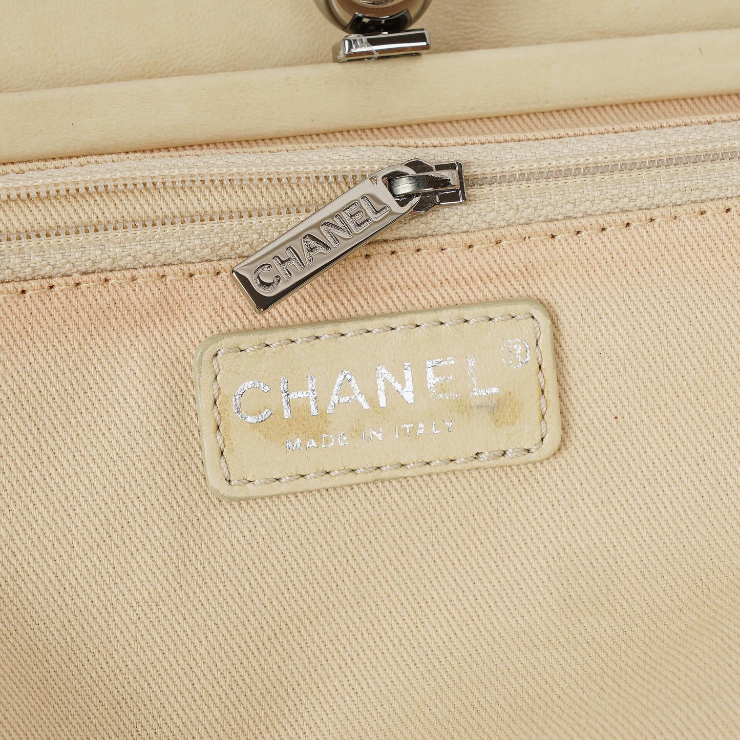 Chanel Schultertasche aus Leder mit Klappe
