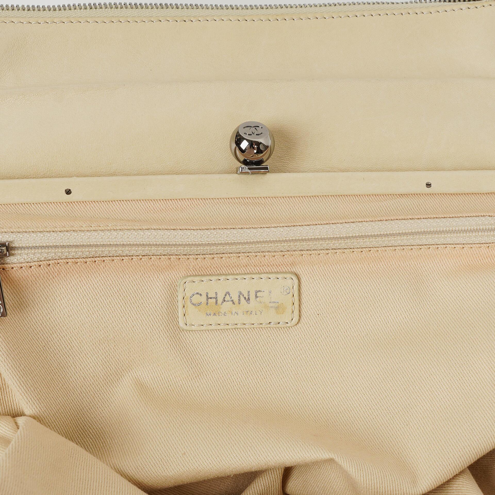 Chanel Schultertasche aus Leder mit Klappe