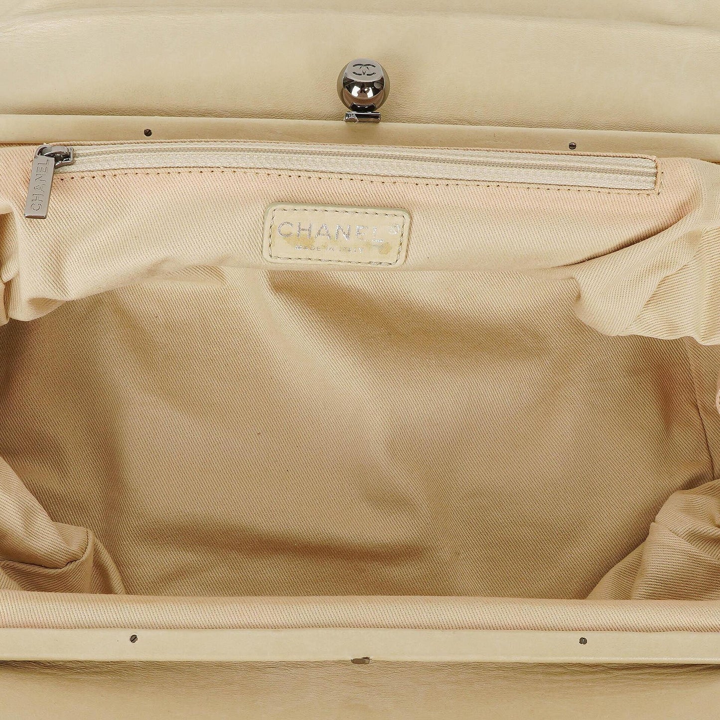 Chanel Schultertasche aus Leder mit Klappe