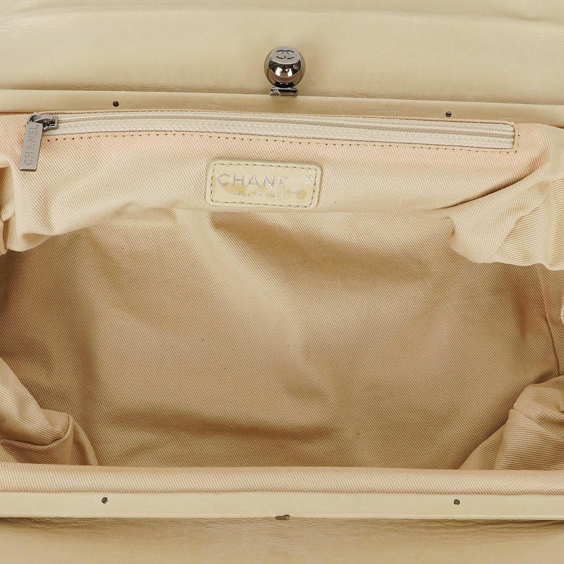 Chanel Schultertasche aus Leder mit Klappe