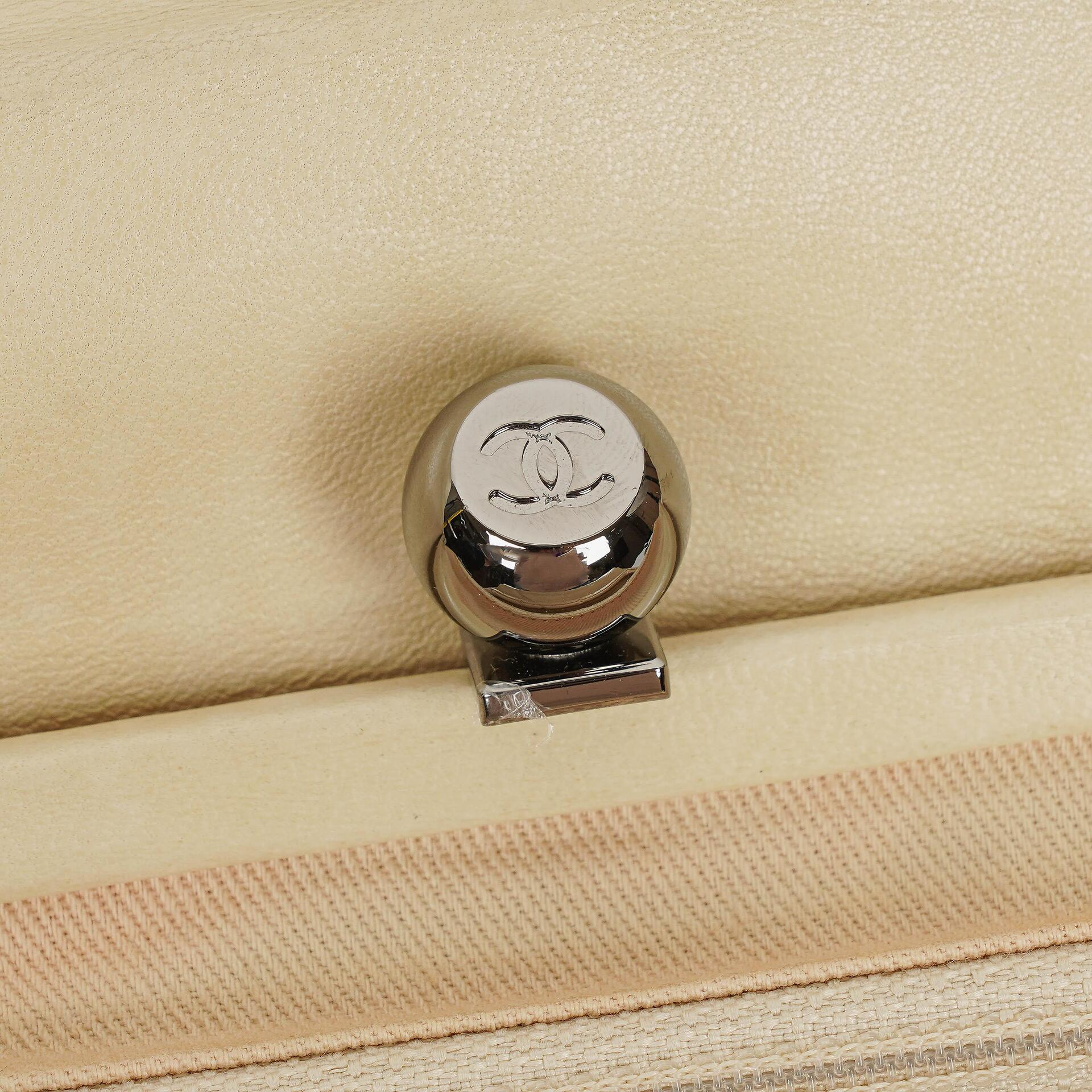 Chanel Schultertasche aus Leder mit Klappe