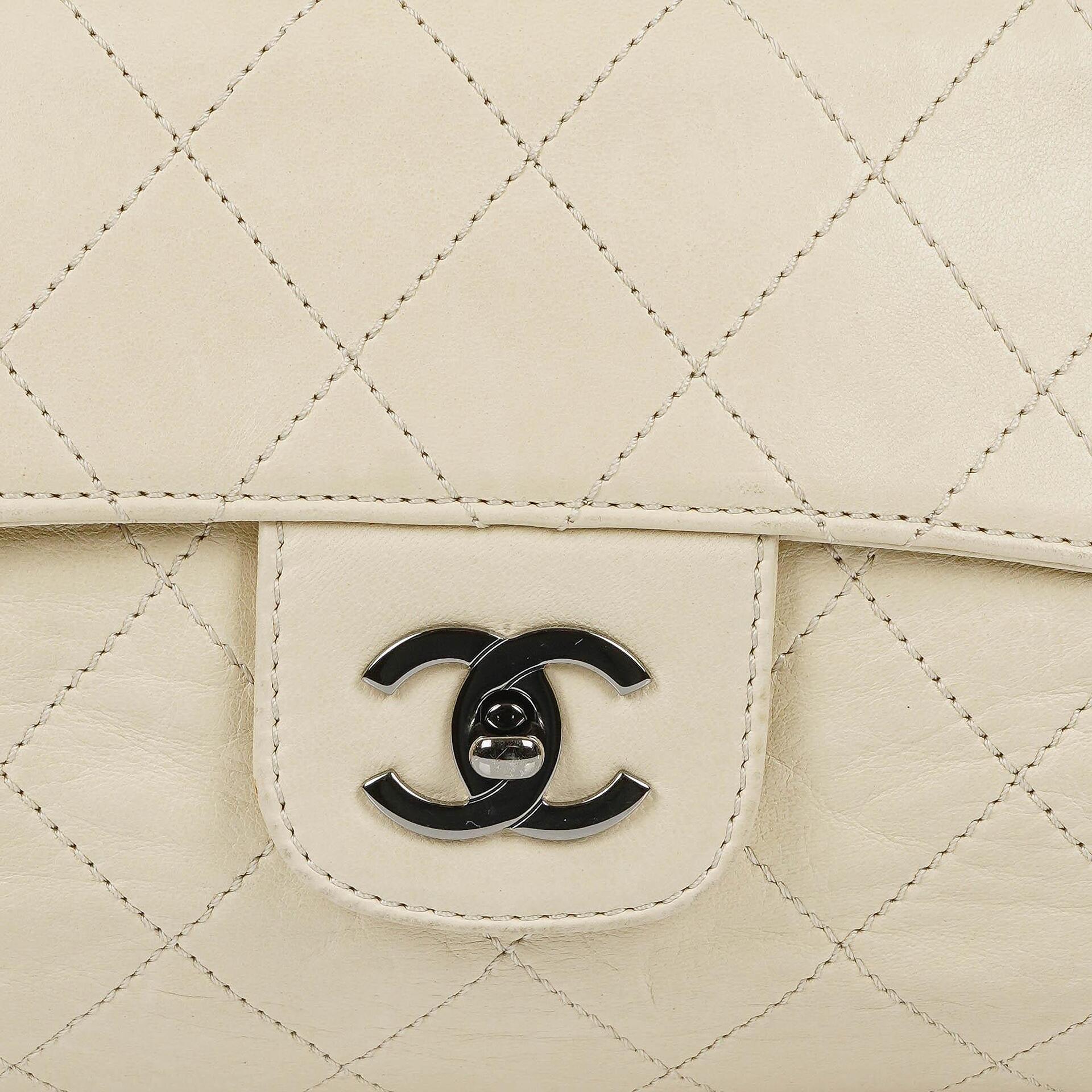 Chanel Schultertasche aus Leder mit Klappe