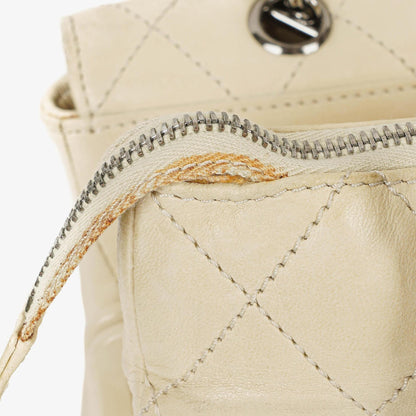Chanel Schultertasche aus Leder mit Klappe