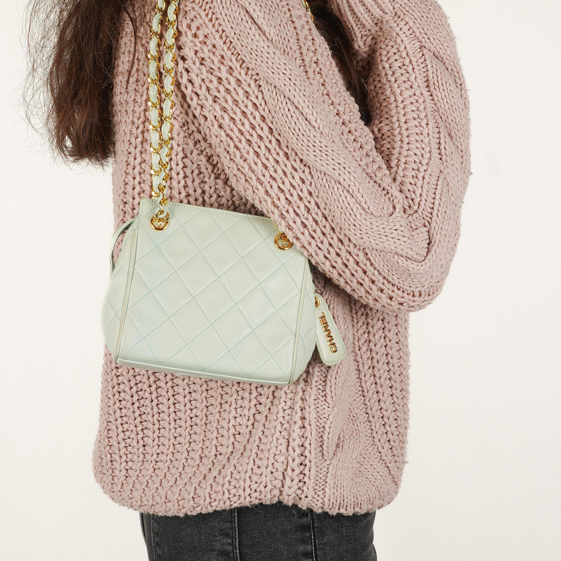 Chanel Hellblaue Matelassé Ketten-Mini-Tasche