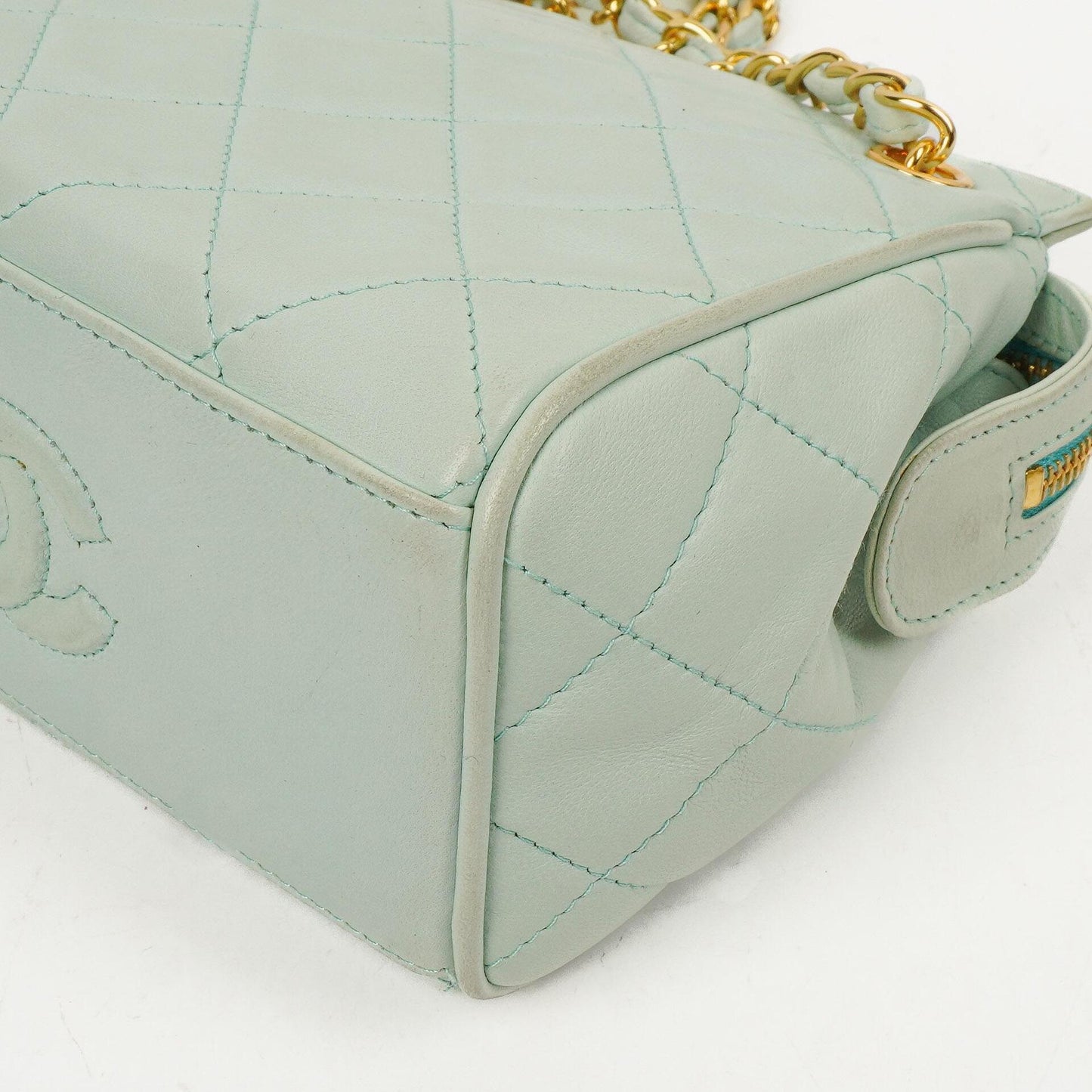 Chanel Hellblaue Matelassé Ketten-Mini-Tasche