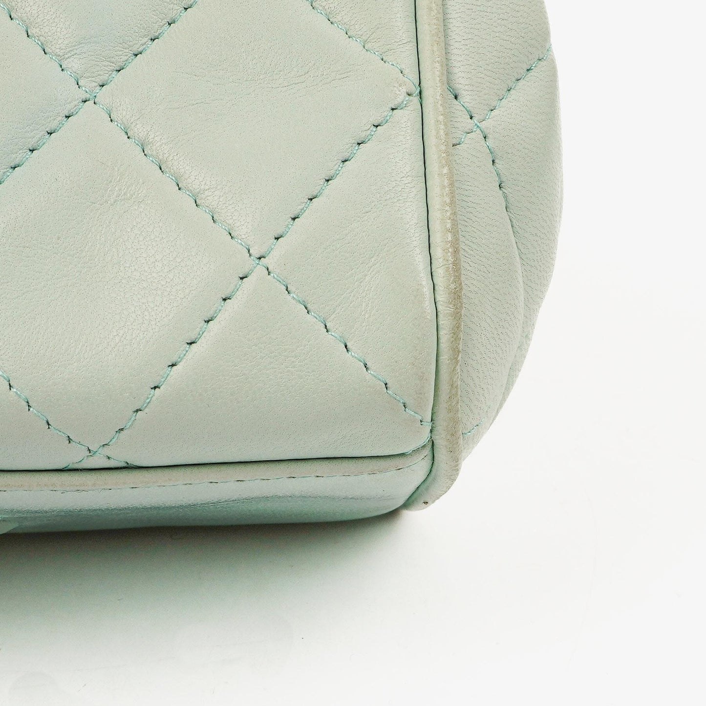 Chanel Hellblaue Matelassé Ketten-Mini-Tasche