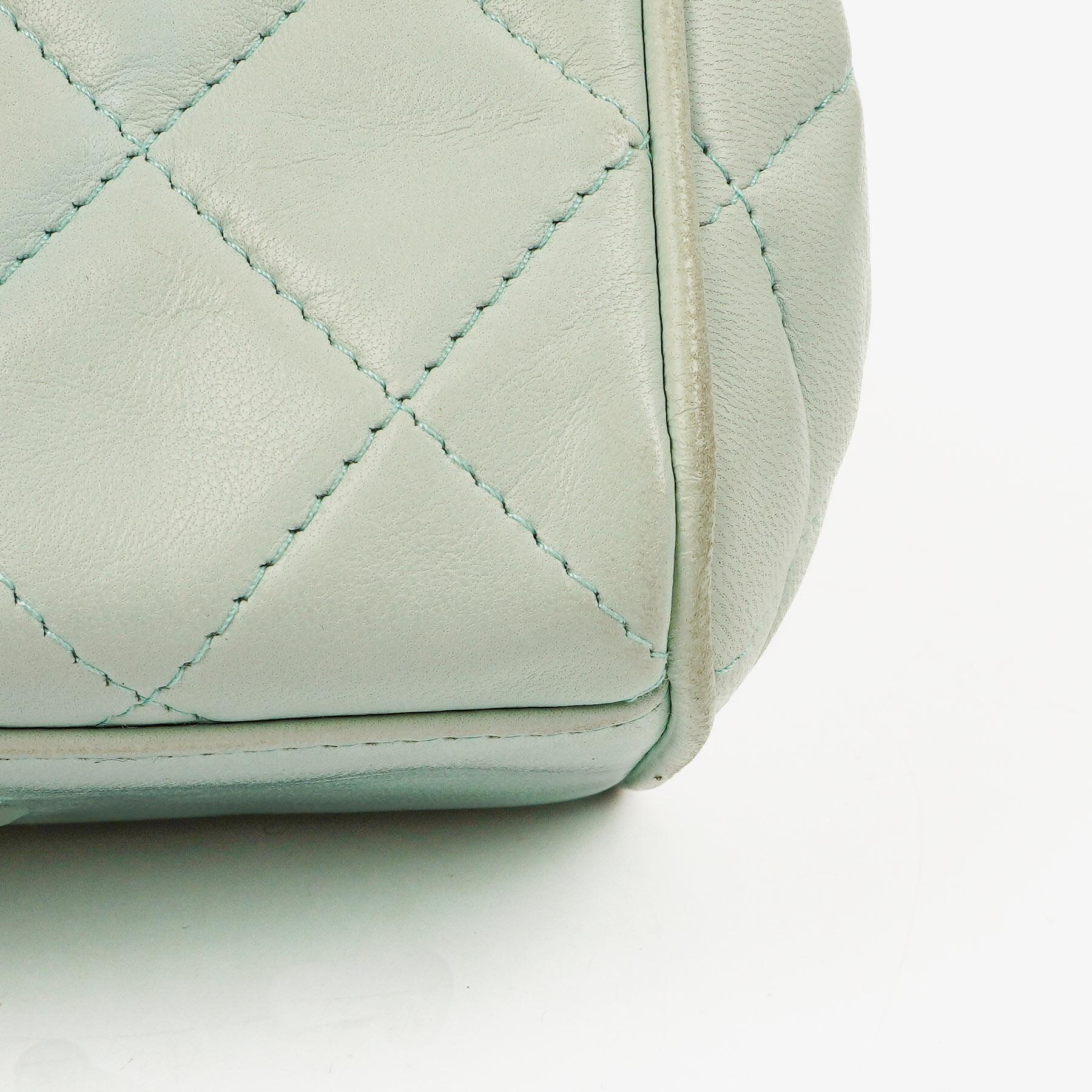 Chanel Hellblaue Matelassé Ketten-Mini-Tasche