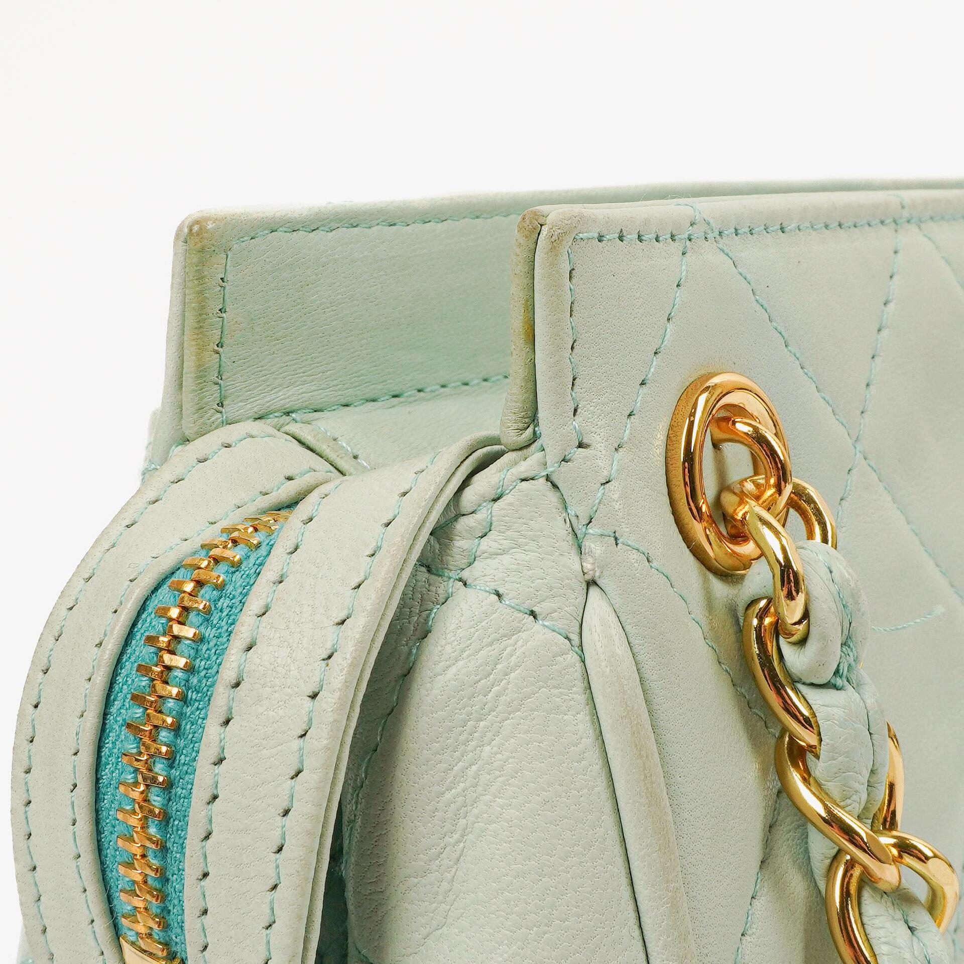 Chanel Hellblaue Matelassé Ketten-Mini-Tasche