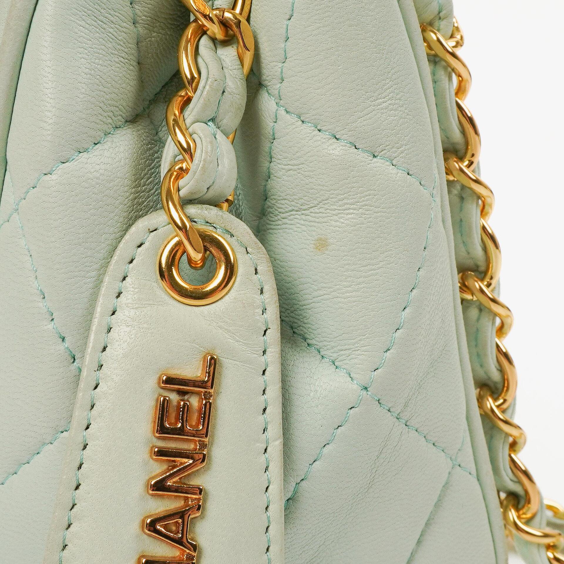 Chanel Hellblaue Matelassé Ketten-Mini-Tasche