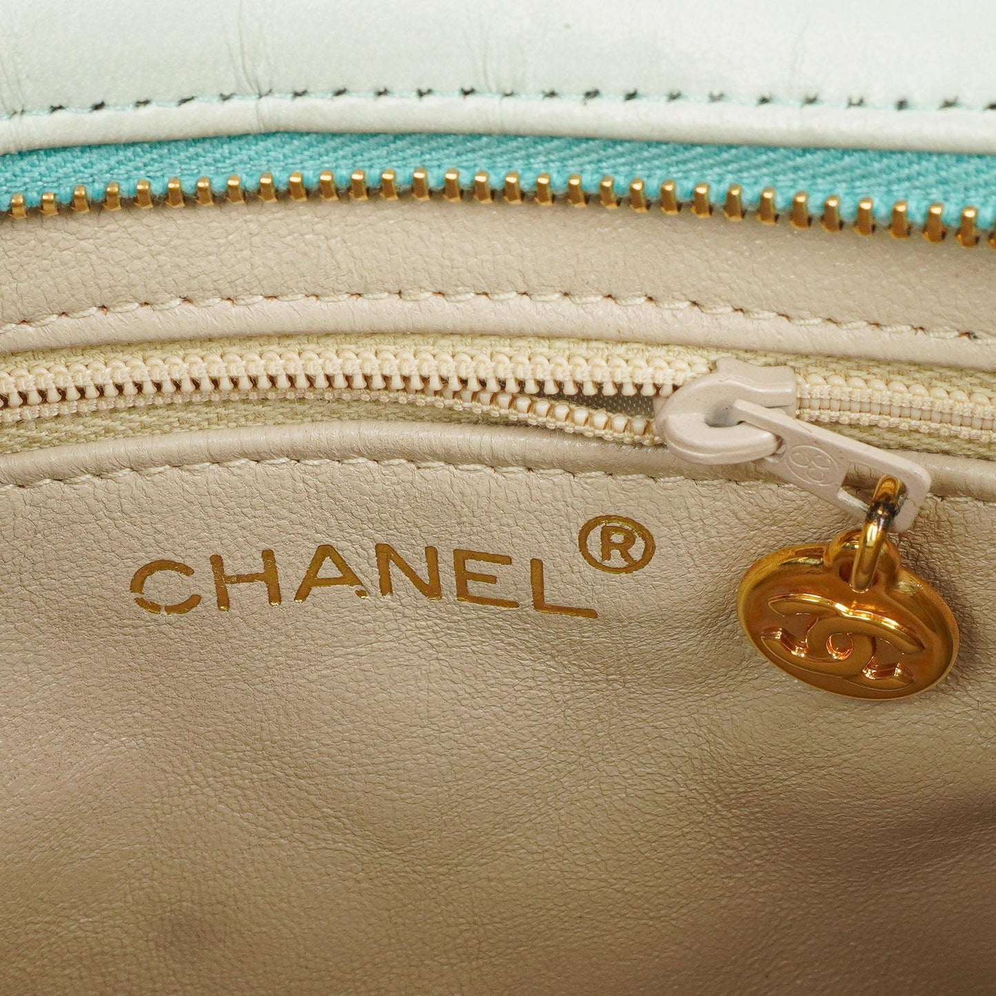 Chanel Hellblaue Matelassé Ketten-Mini-Tasche