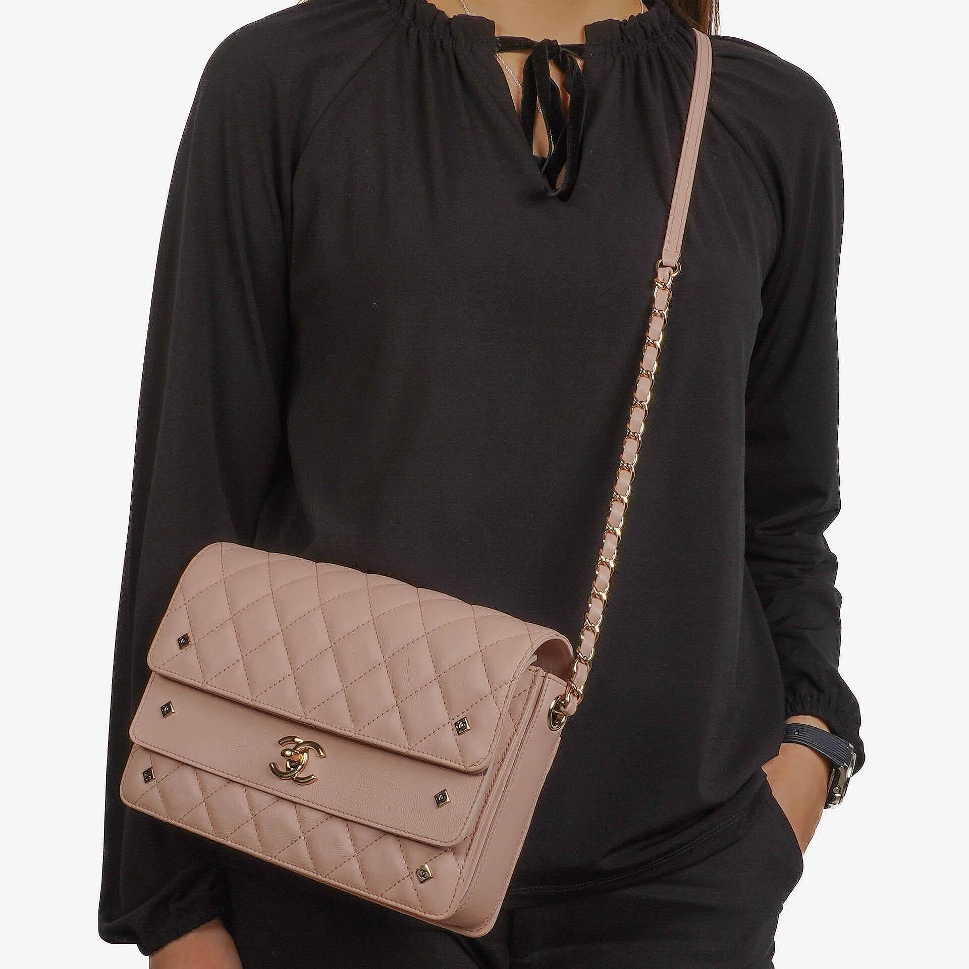 Chanel Flap Tasche aus hellrosa gestepptem Lammleder mit champagner-goldfarbener Hardware
