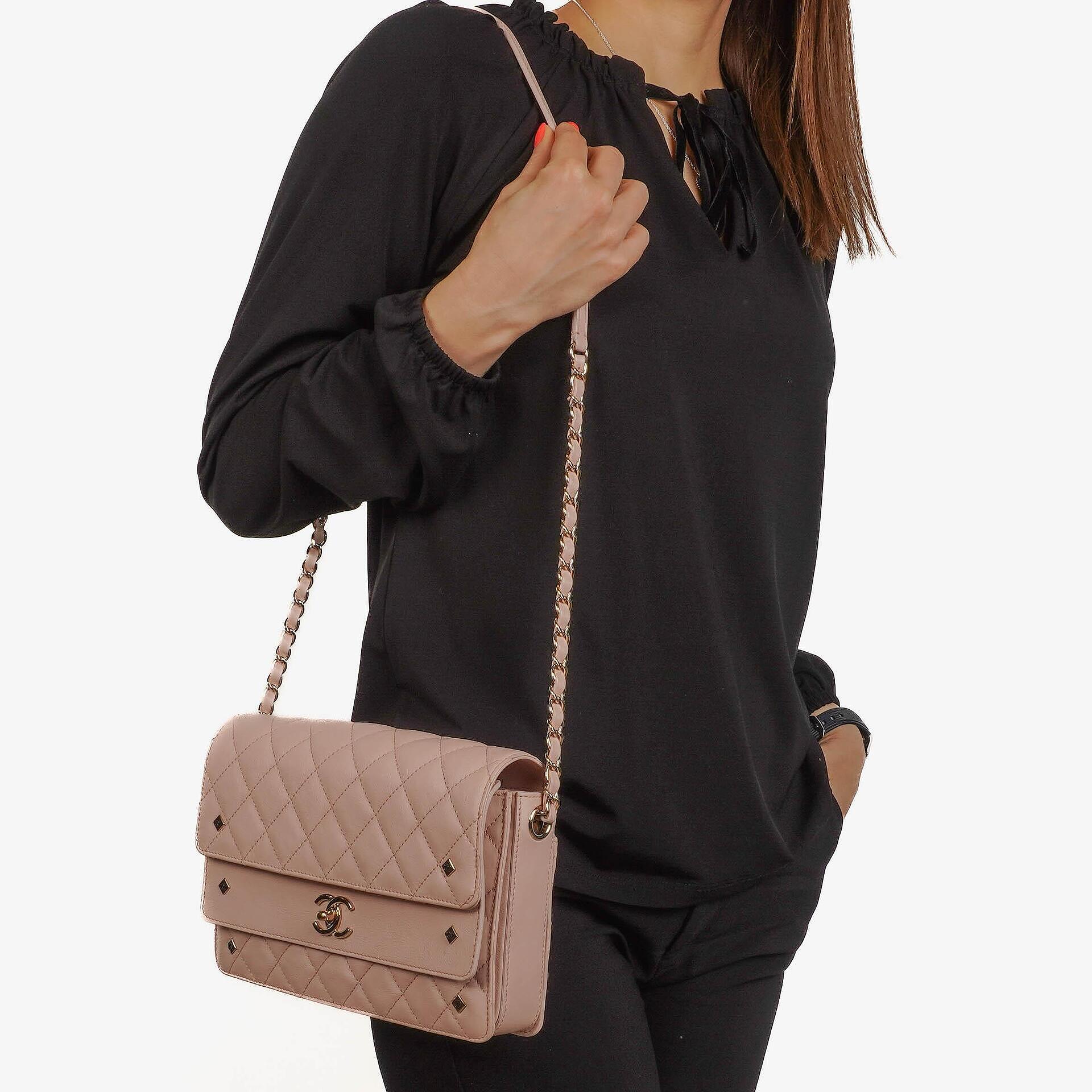 Chanel Flap Tasche aus hellrosa gestepptem Lammleder mit champagner-goldfarbener Hardware