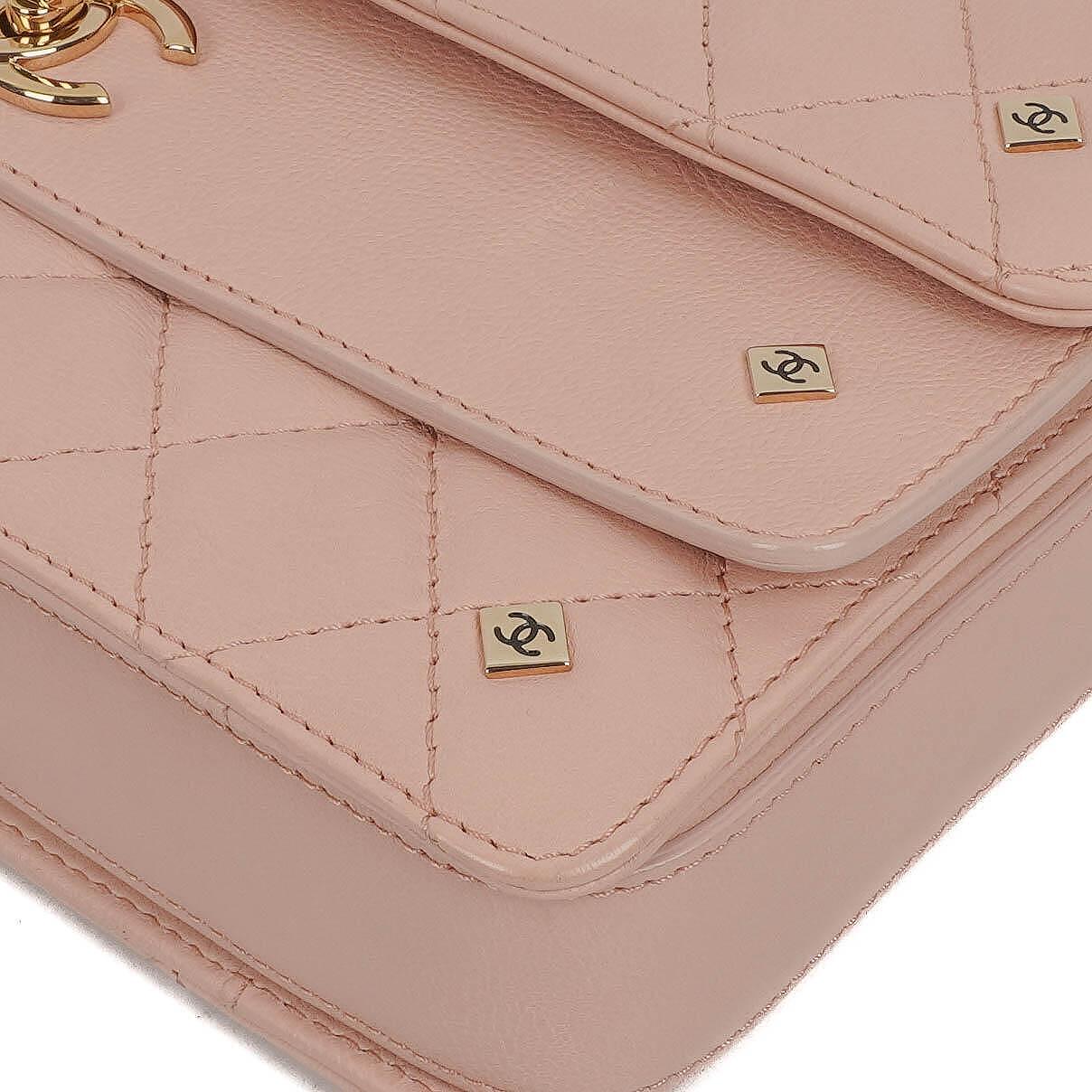 Chanel Flap Tasche aus hellrosa gestepptem Lammleder mit champagner-goldfarbener Hardware
