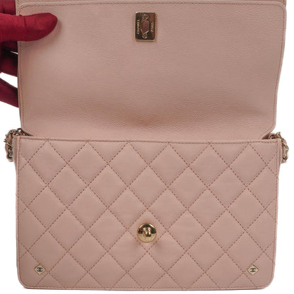 Chanel Flap Tasche aus hellrosa gestepptem Lammleder mit champagner-goldfarbener Hardware