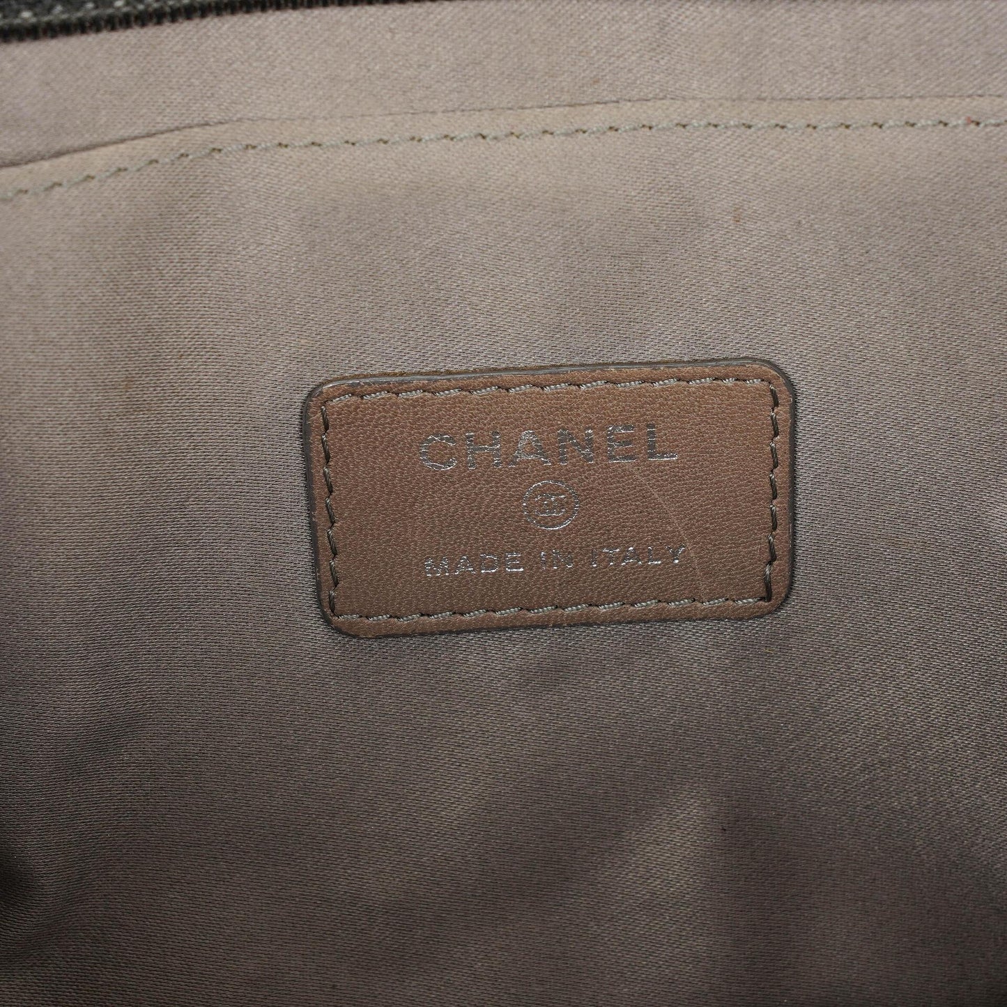 Chanel Lucky Charm Pochatte aus schwarzem Lackleder