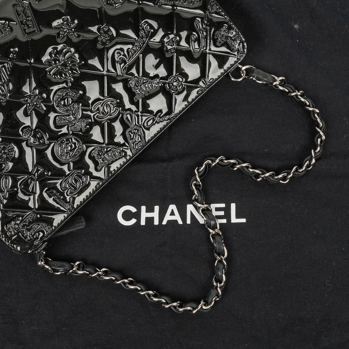 Chanel Lucky Charm Pochatte aus schwarzem Lackleder