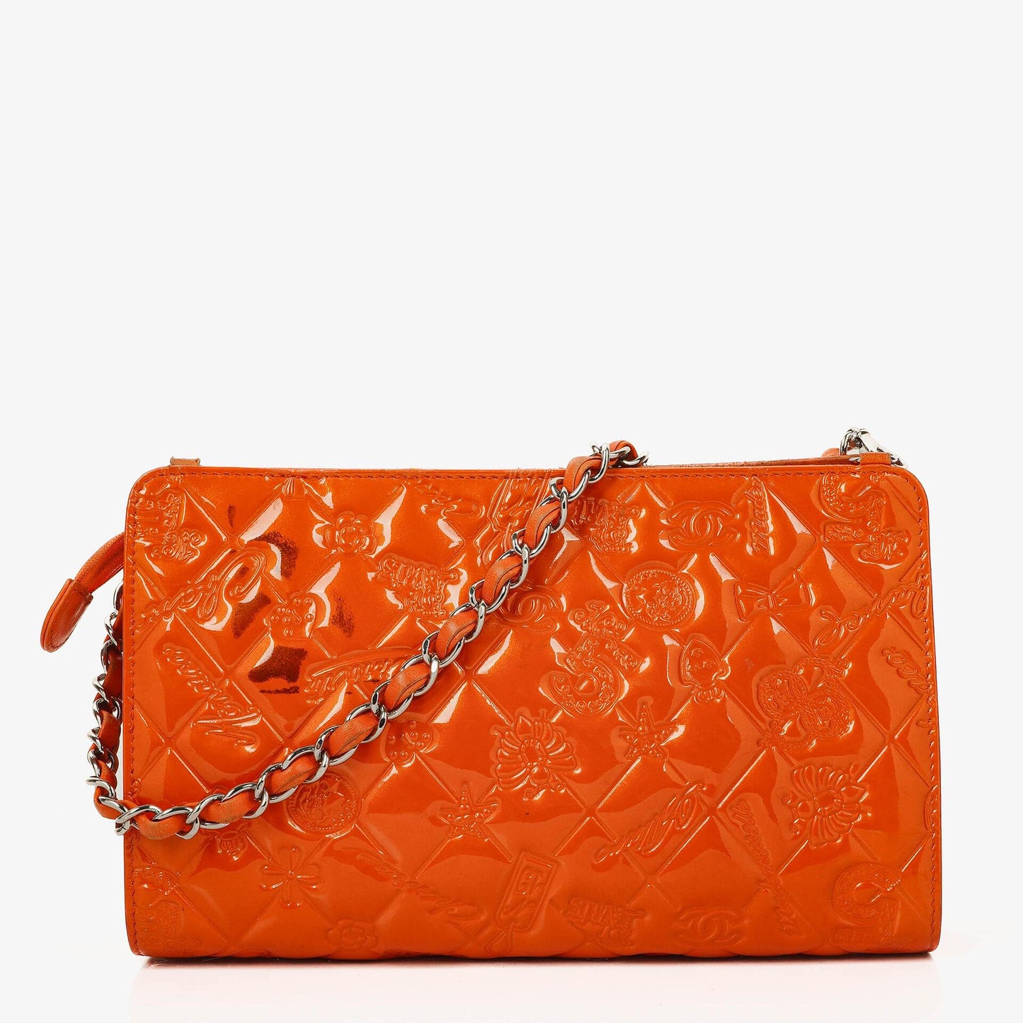 CHANEL Lucky Charm Pochatte aus orangefarbenem Lackleder