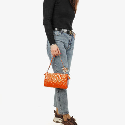 CHANEL Lucky Charm Pochatte aus orangefarbenem Lackleder