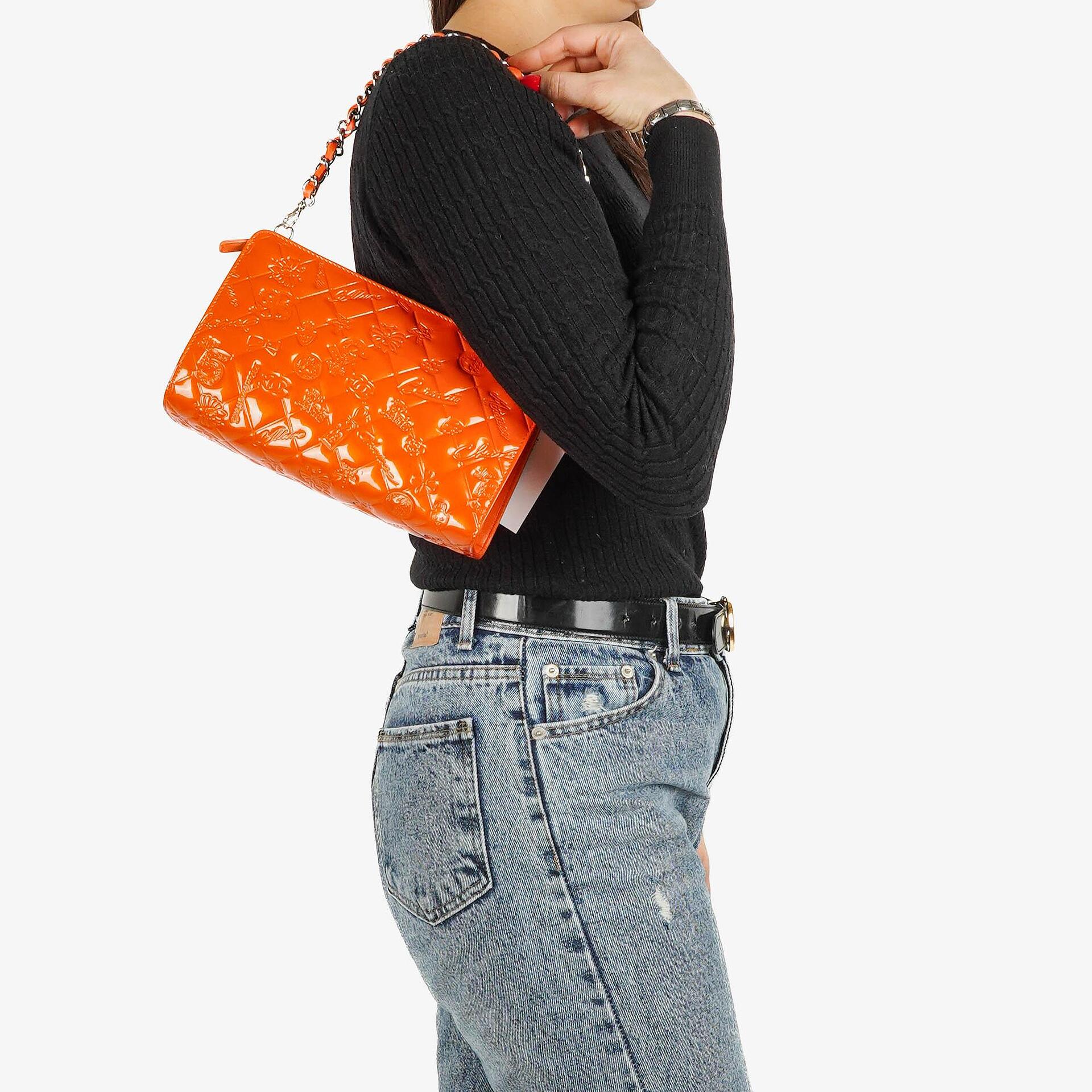 CHANEL Lucky Charm Pochatte aus orangefarbenem Lackleder
