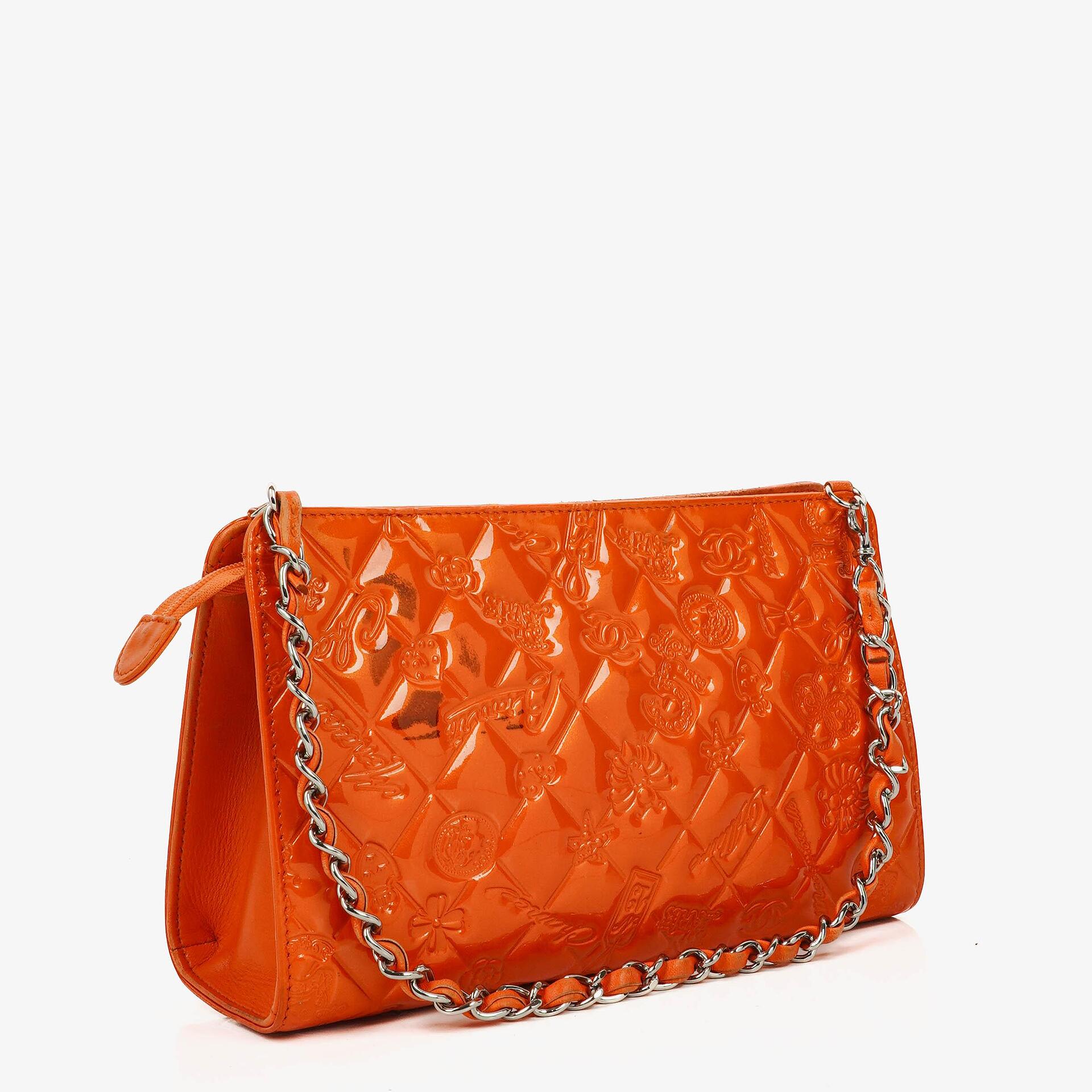 CHANEL Lucky Charm Pochatte aus orangefarbenem Lackleder