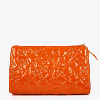 CHANEL Lucky Charm Pochatte aus orangefarbenem Lackleder