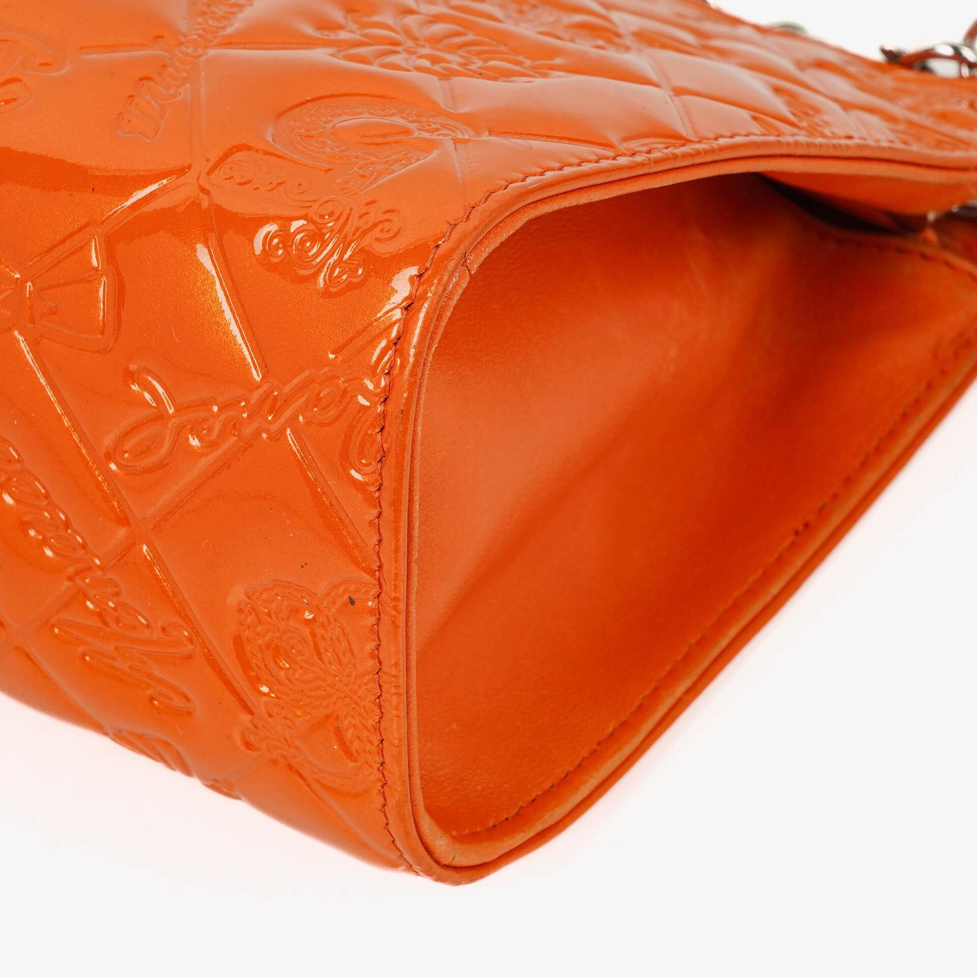 CHANEL Lucky Charm Pochatte aus orangefarbenem Lackleder