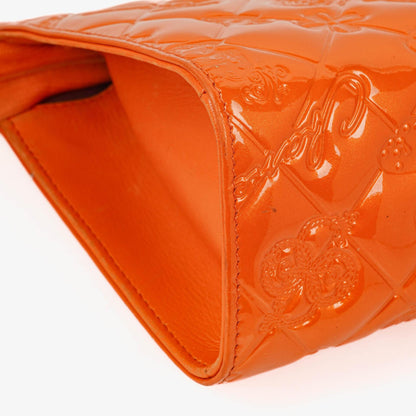 CHANEL Lucky Charm Pochatte aus orangefarbenem Lackleder
