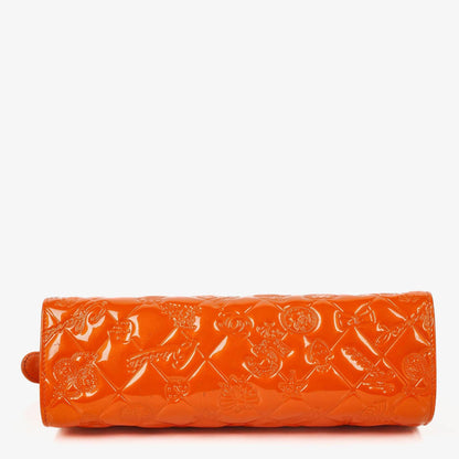 CHANEL Lucky Charm Pochatte aus orangefarbenem Lackleder