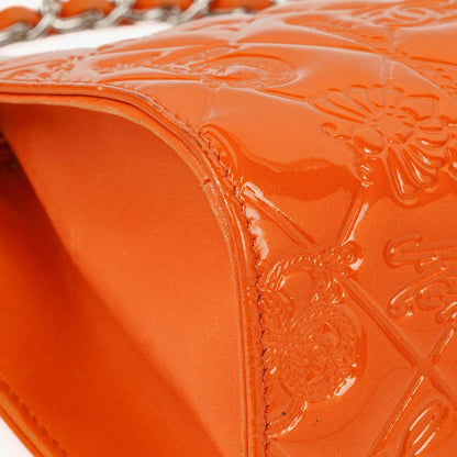 CHANEL Lucky Charm Pochatte aus orangefarbenem Lackleder