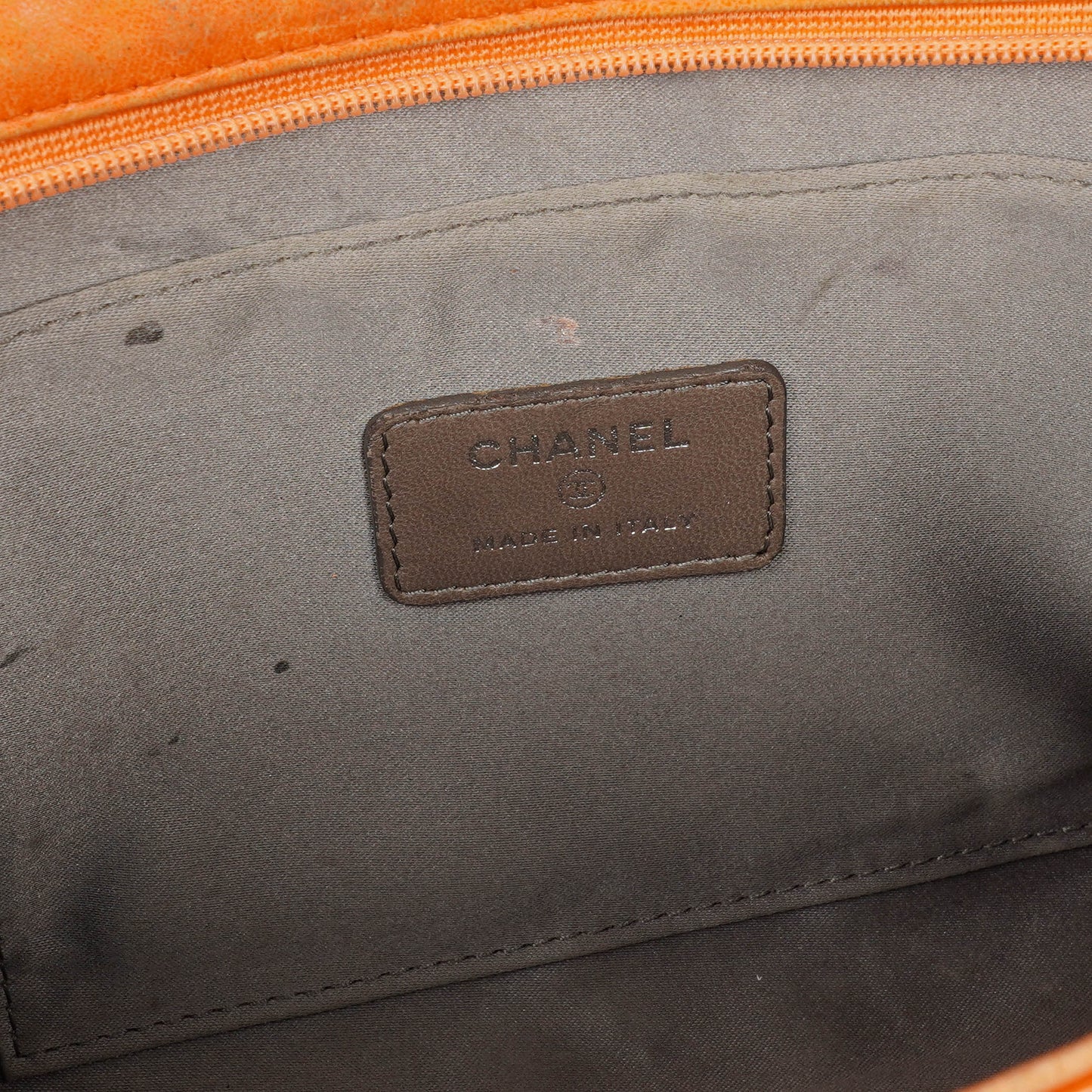 CHANEL Lucky Charm Pochatte aus orangefarbenem Lackleder