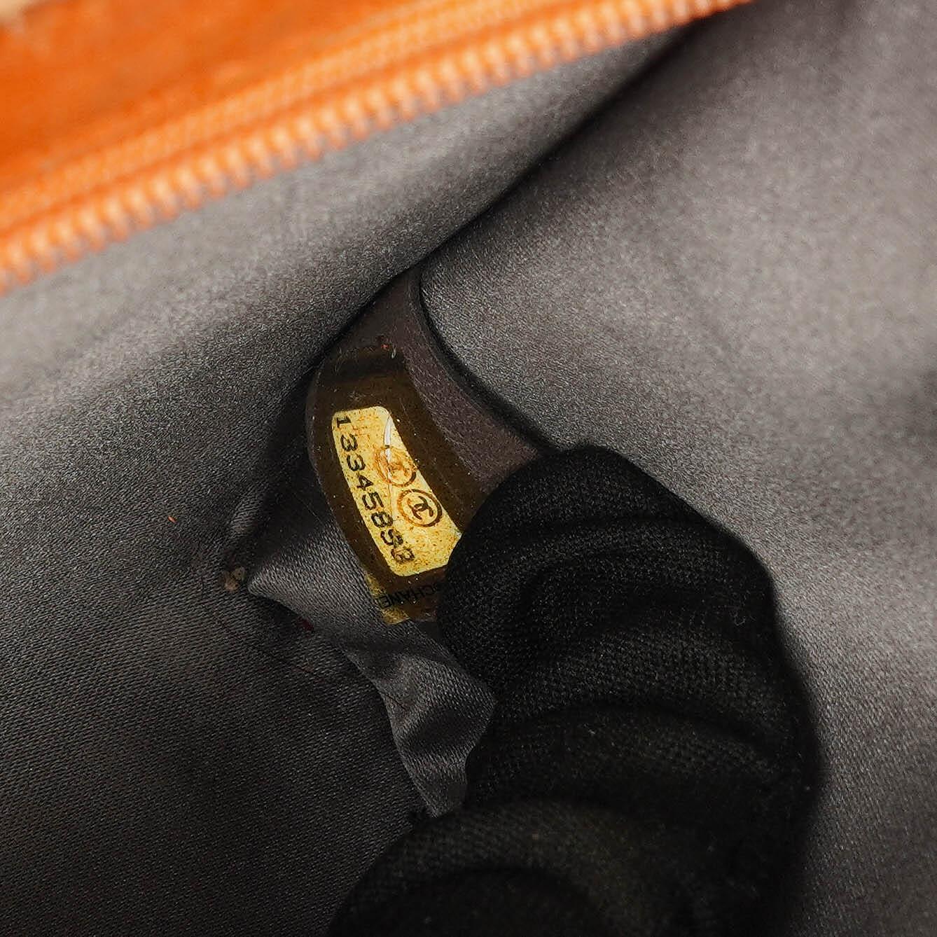 CHANEL Lucky Charm Pochatte aus orangefarbenem Lackleder
