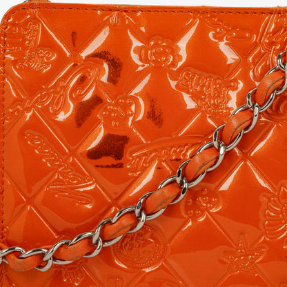 CHANEL Lucky Charm Pochatte aus orangefarbenem Lackleder