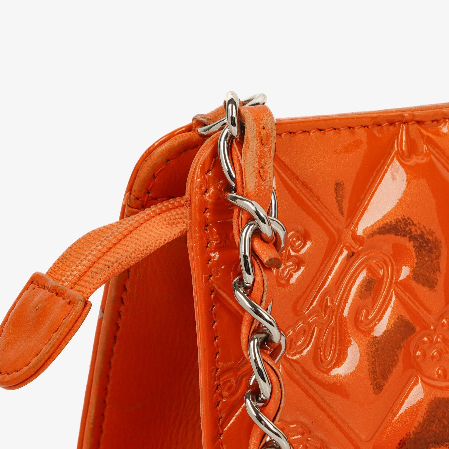 CHANEL Lucky Charm Pochatte aus orangefarbenem Lackleder