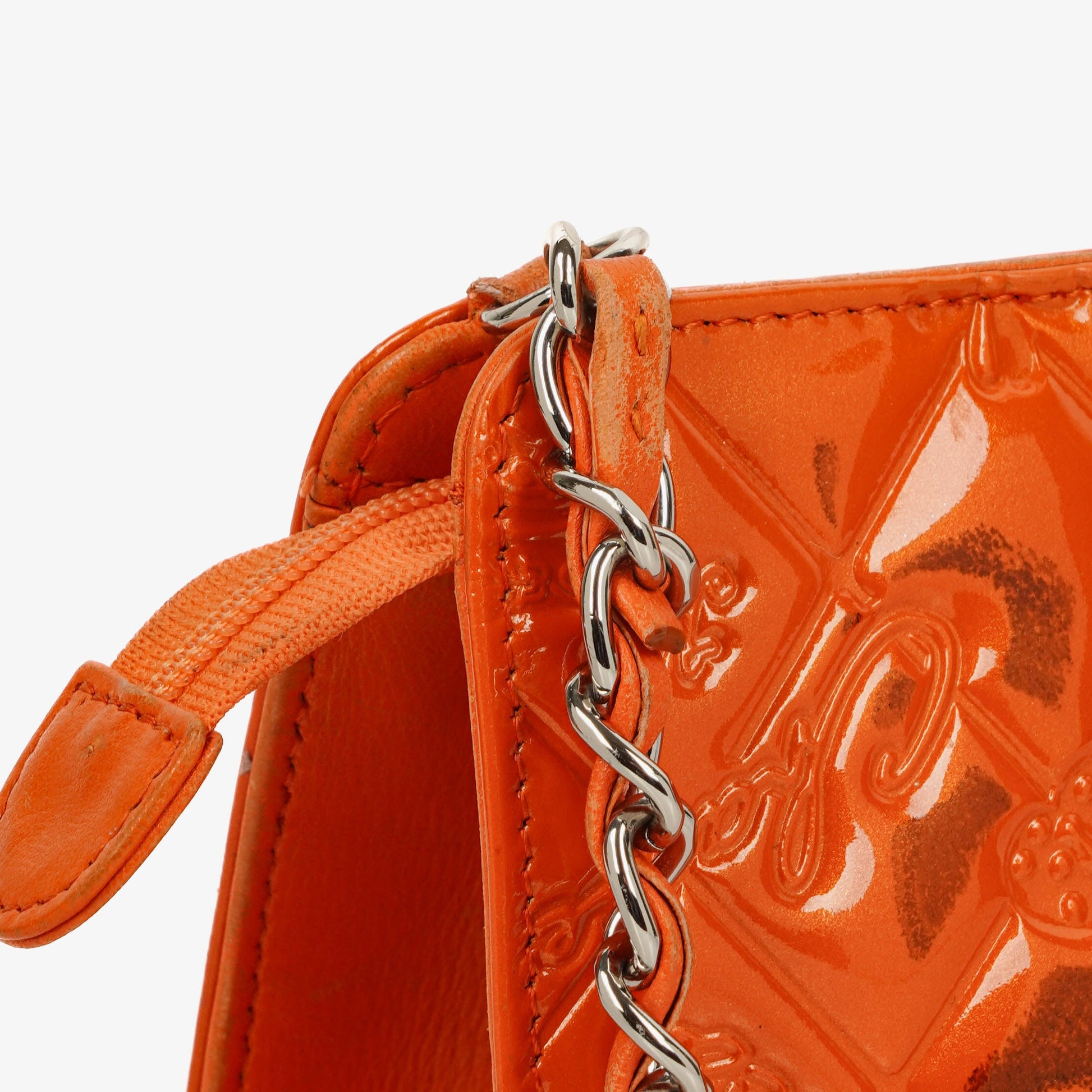 CHANEL Lucky Charm Pochatte aus orangefarbenem Lackleder