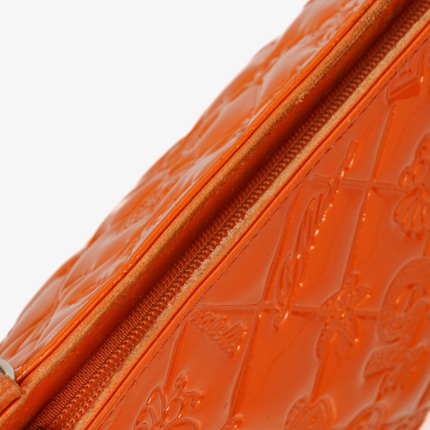 CHANEL Lucky Charm Pochatte aus orangefarbenem Lackleder