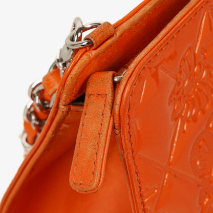 CHANEL Lucky Charm Pochatte aus orangefarbenem Lackleder