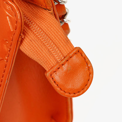 CHANEL Lucky Charm Pochatte aus orangefarbenem Lackleder