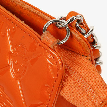 CHANEL Lucky Charm Pochatte aus orangefarbenem Lackleder