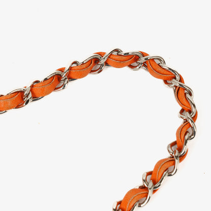 CHANEL Lucky Charm Pochatte aus orangefarbenem Lackleder