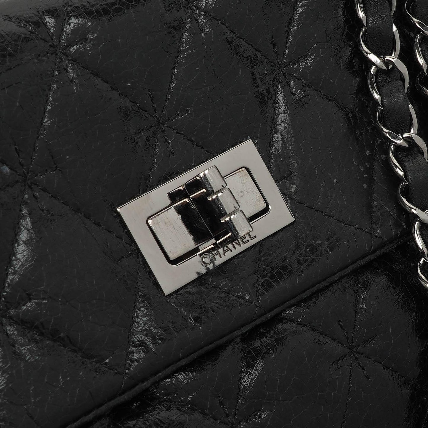 Chanel Mademoiselle Klappentasche aus glasiertem Crackled-Kalbsleder mit silberfarbenen Beschlägen