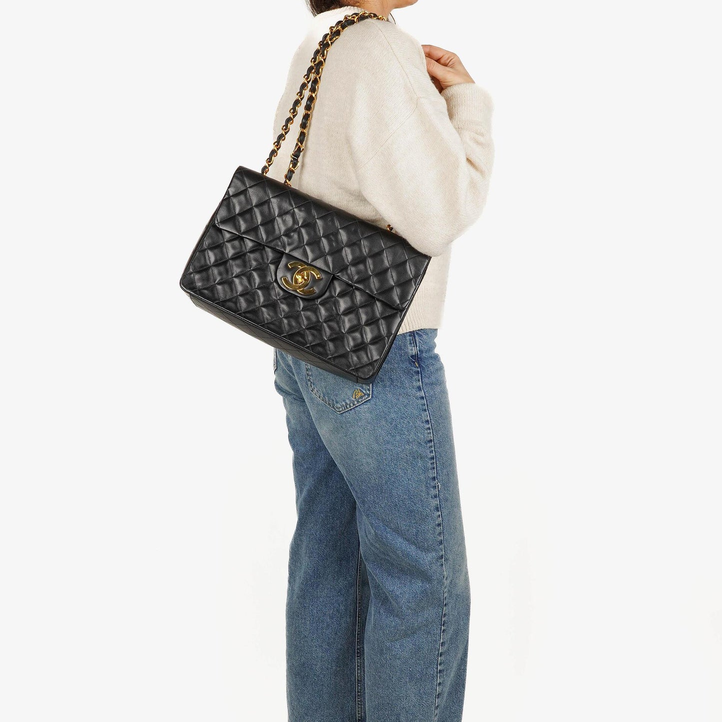 CHANEL Maxi Jumbo CC Classic Single Flap Tasche aus schwarzem gestepptem Lammleder mit 24K vergoldeten Beschlägen