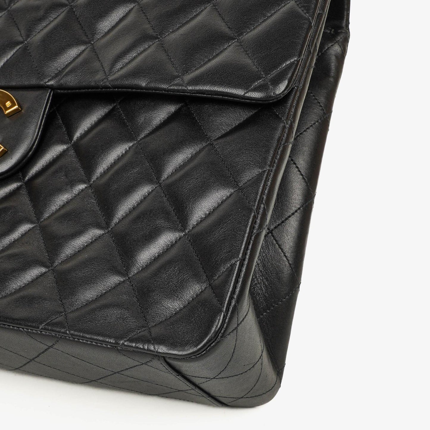 CHANEL Maxi Jumbo CC Classic Single Flap Tasche aus schwarzem gestepptem Lammleder mit 24K vergoldeten Beschlägen