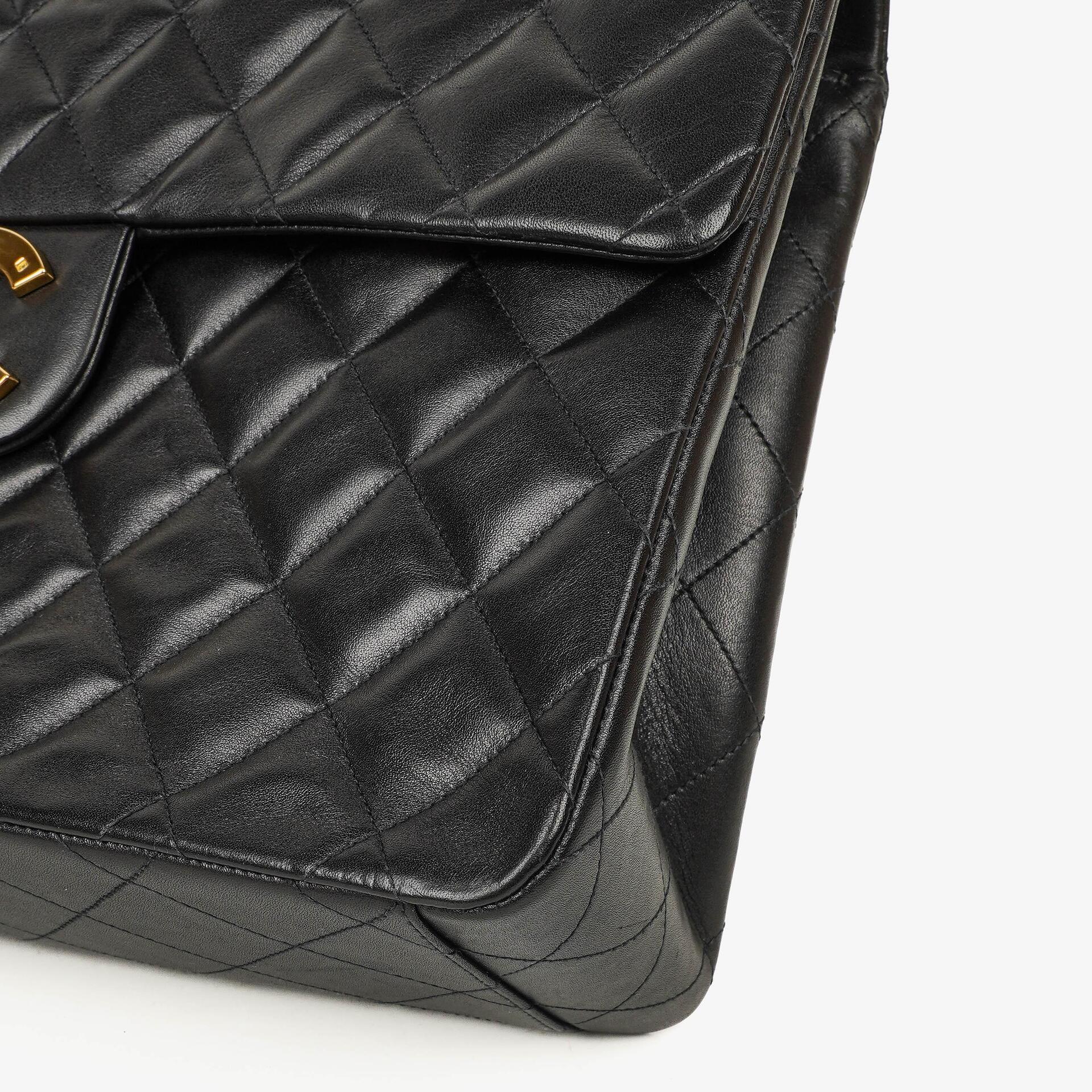 CHANEL Maxi Jumbo CC Classic Single Flap Tasche aus schwarzem gestepptem Lammleder mit 24K vergoldeten Beschlägen