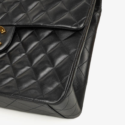 CHANEL Maxi Jumbo CC Classic Single Flap Tasche aus schwarzem gestepptem Lammleder mit 24K vergoldeten Beschlägen