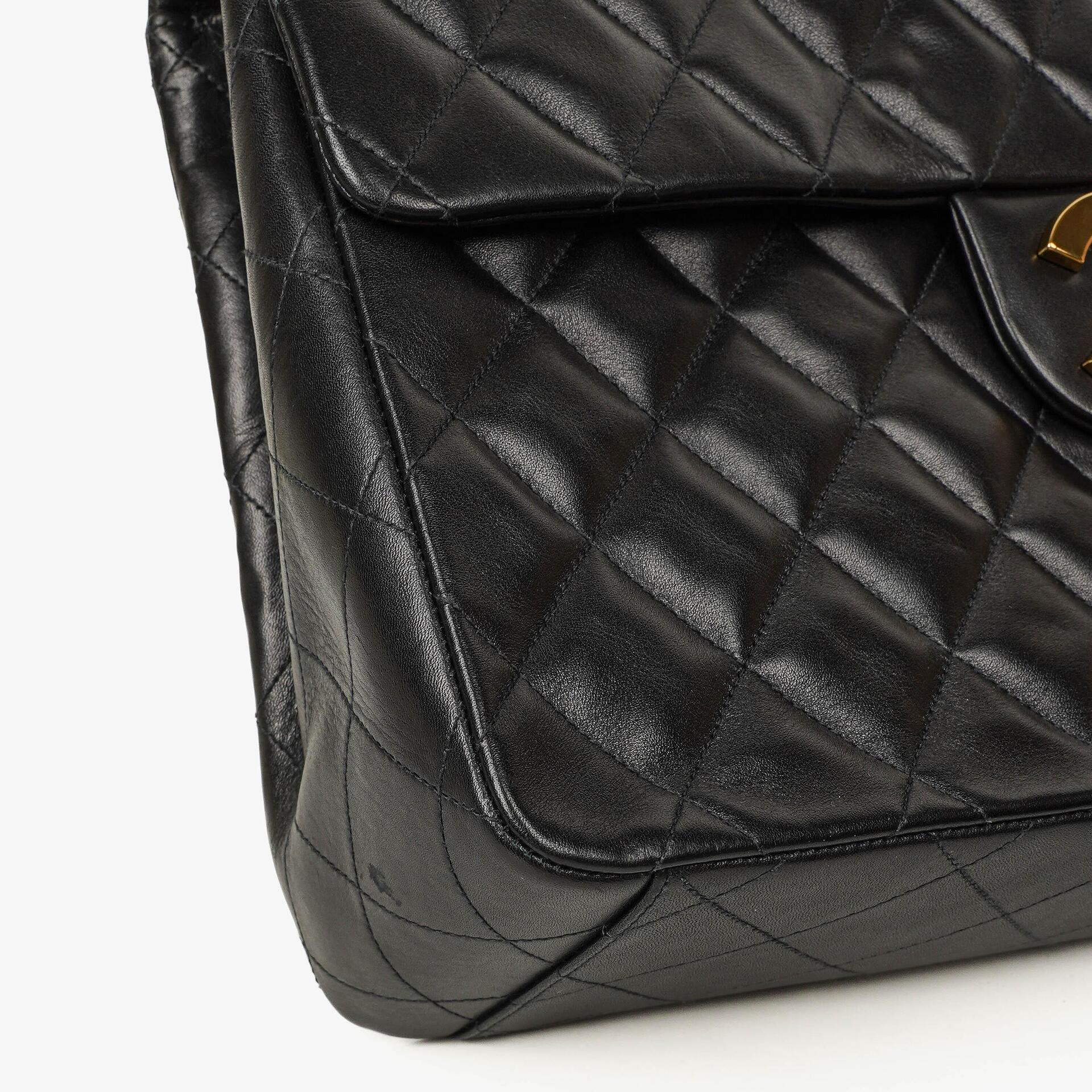 CHANEL Maxi Jumbo CC Classic Single Flap Tasche aus schwarzem gestepptem Lammleder mit 24K vergoldeten Beschlägen