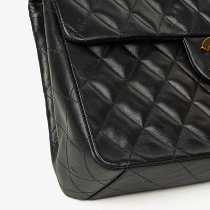 CHANEL Maxi Jumbo CC Classic Single Flap Tasche aus schwarzem gestepptem Lammleder mit 24K vergoldeten Beschlägen